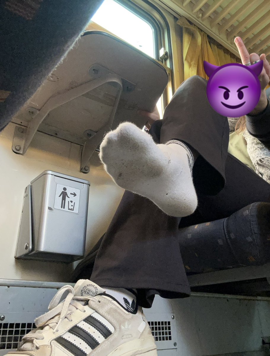 Schon wieder im Zug..

Du weist was du zutun hast ! 👅

Findom Femdom