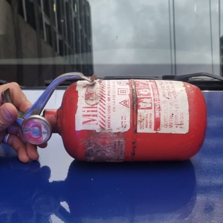 📍 Bº #Centro | Un hombre que se conducía en un automóvil terminó #detenido, luego de arrojar un matafuego contra una camioneta tras una discusión de tránsito.

🚔 Asimismo, se secuestró el elemento mencionado y el vehículo en que se transportaba el aprehendido. 

➡️ Cabe aclarar