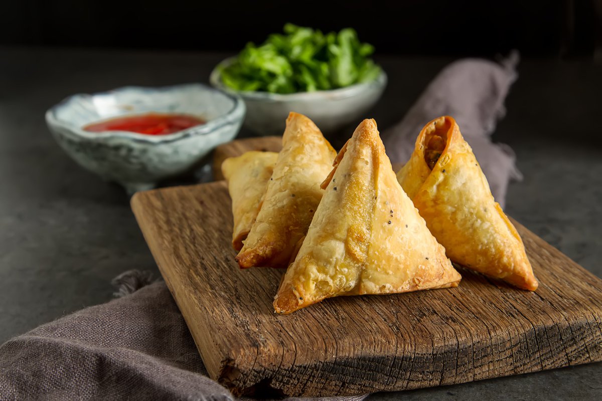 Schon gesehen: Es gibt im #DELI1993 neben den täglich frisch zubereiteten Menus auch Add-ons ➕ Diese Woche zum Beispiel #Samosa, die gefüllten Teigtaschen aus Pakistan und Indien. 😋Zum gesamten #Menu geht's hier: technopark.ch/fuer-mieter/es… #technopark_zh #lunch #restaurant