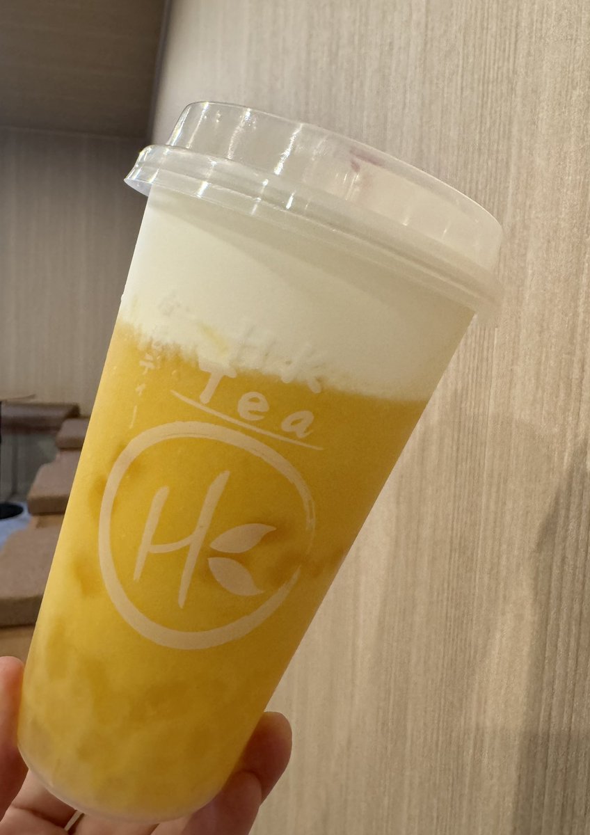 oo79864432's tweet photo. HK Tea 香港ティー 🛟 川越  2回目  😆

2か月半ぶり。
人気商品から↓
チーズマンゴー🫕🥭＋蜂蜜タピオカ 730円
透明タピ中粒弾力系👍
Cフォーム濃厚美味✨
広いイートインでゆったり。店員さん日本語を一生懸命話してます🫶🏼
BGM今回も落ち着いたピアノ曲🎹
#hktea #香港ティー #川越 #クレアモール https://t.co/4uSXjOOtnF