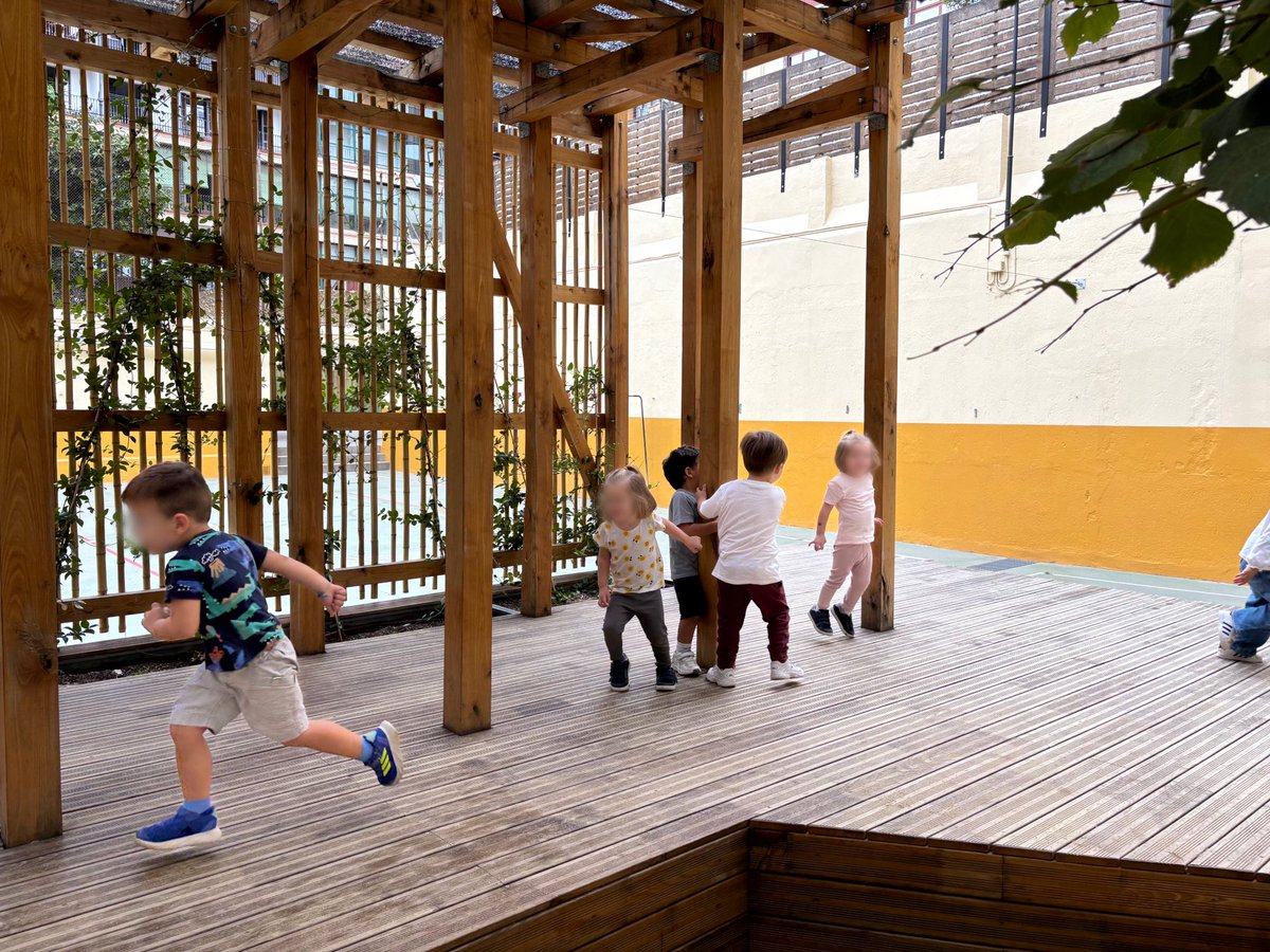 Les vaques i les cabres de #mopi3 ja hem estrenat l'Oasi de #jecasp! El sorral, els desnivells i la zona de fusta ens permeten experimentar, córrer i crear sense parar!