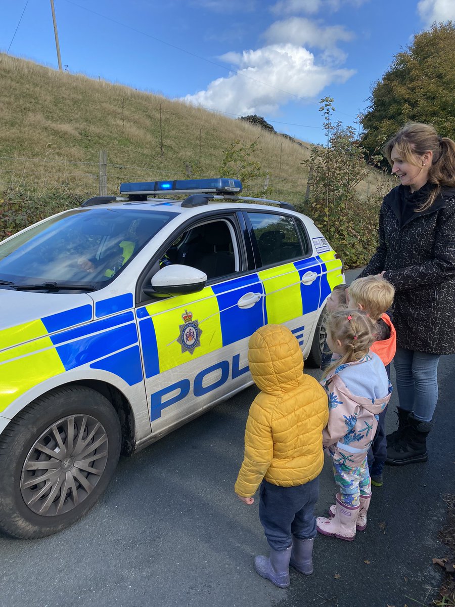 HolmbridgePS's tweet photo. Last week while we were out walking, a lovely Police Community Support Officer stopped to talk to our Pre-Schoolers! 
👮👏
@WestYorksPolice https://t.co/MlkafaMtc8