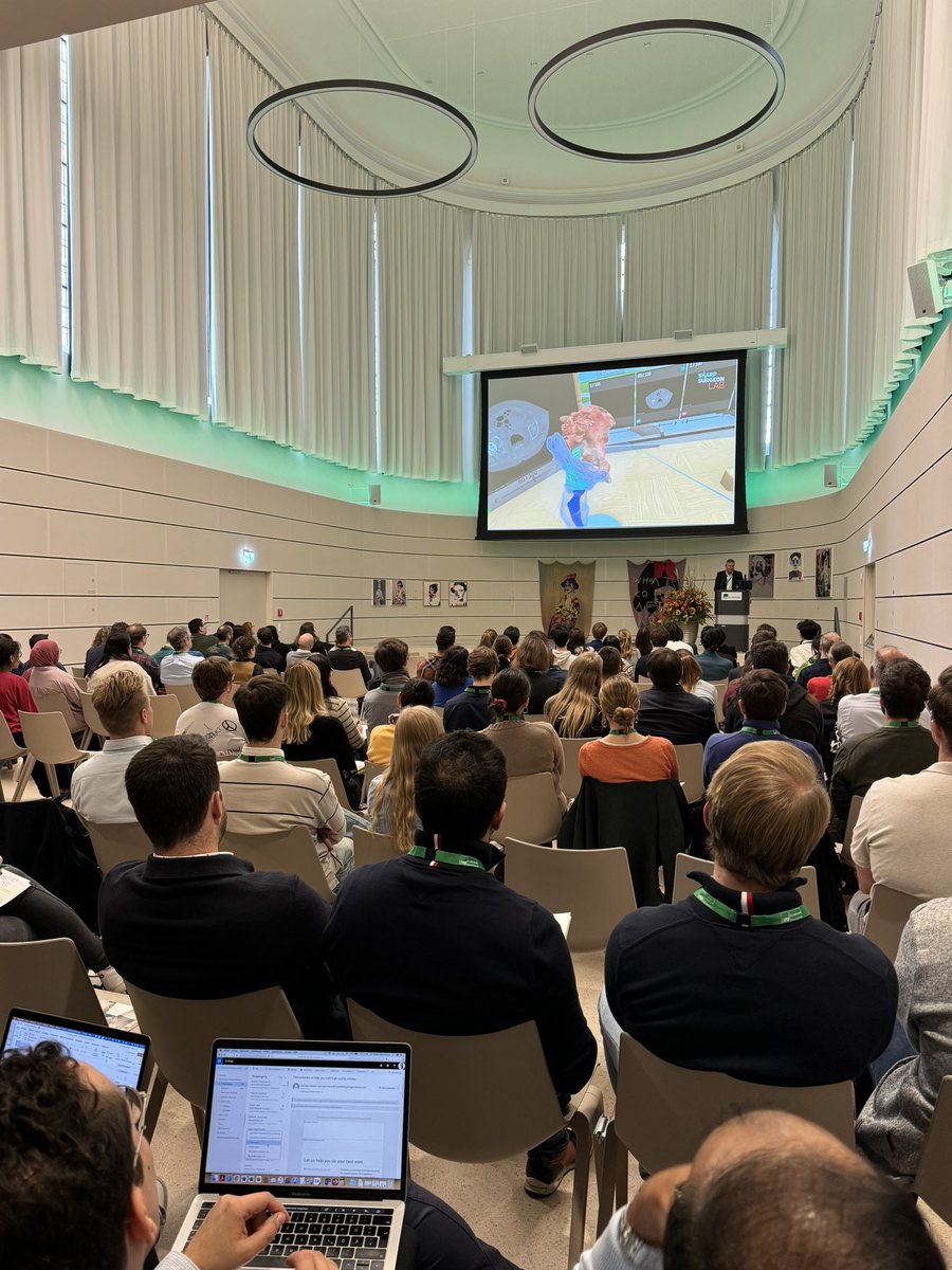 Wolfgang Böcker on pre-operative AI-based planning of surgeries 🦴 at @LMU_Uniklinikum 

#XChange24