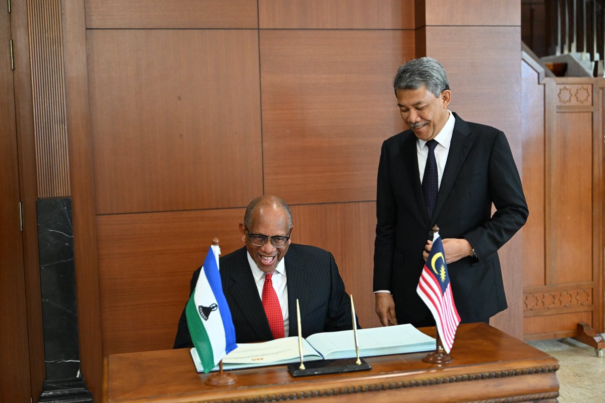 JoshuaSetipa's tweet photo. Today in Kuala Lampur, accompanied by HRH Prince Seeiso Bereng Seeiso, we concluded our campaign for SG @commonwealthsec by meeting with the Foreign Minister of Malaysia HE Mohamed Hasan. We exchanged views on how to strengthen the Commonwealth . https://t.co/4KOiuo8HtY