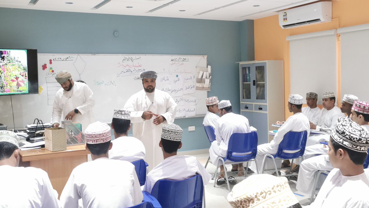 BilarabBinSulta's tweet photo. يواصل معلمو اللغة العربية بالمدرسة تنفيذ الحصص التطبيقية، موظفين الاستراتيجيات المحفزة للتعلم النشط وإثارة الدافعية لدى الطلبة، ومهارات المستقبل. 
في فرع النحو قدّم المعلم بدر الهنائي حصة نموذجية للصف الثاني عشر
يتبع https://t.co/HsKtBcPsRV