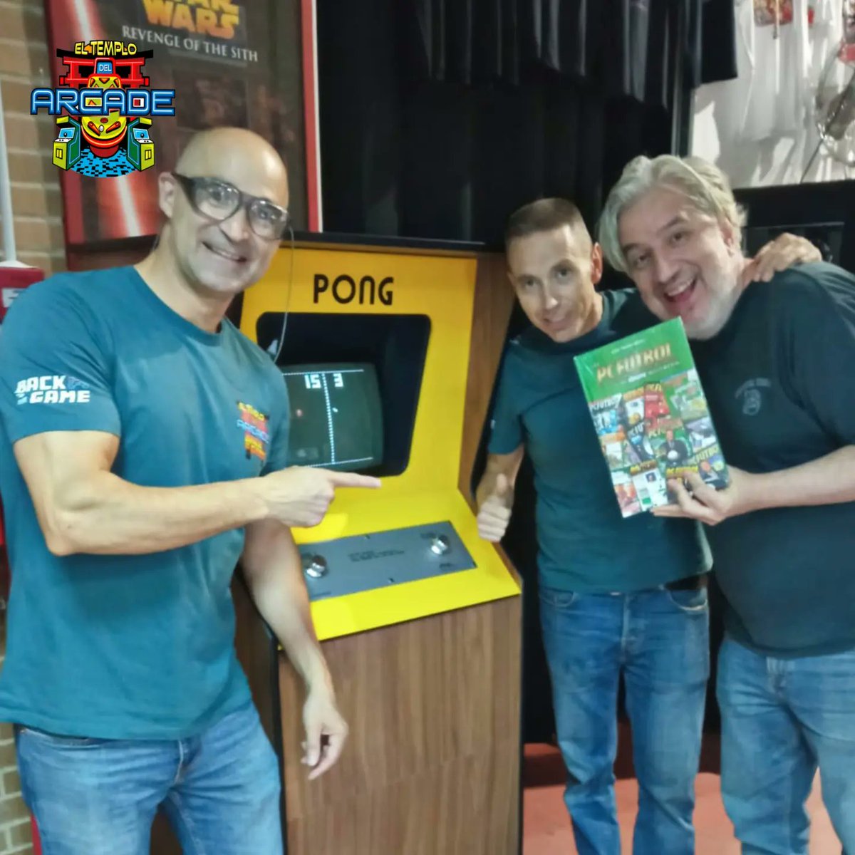 ELTEMPLOARCADE's tweet image. @YeOldeNemesis nos trae al Templo del Arcade este increíble libro de los míticos PC Fútbol de @dinamicsoftware ⚽ Muchísimas gracias a @GamePressEd por regalarnos este ejemplar 😁😁😁

#arcade #pcfutbol #dinamicsoftware #videojuegos #videojuegosretro #retrogaming #retro #game