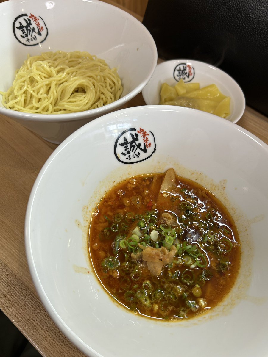 OWKpadawan's tweet photo. 袋井市「中華そば誠」旨辛つけ麺大2辛＋ワンタン 1000＋200円
スープから、ごろごろチャーシューから、ひき肉から、それぞれちがった肉の旨みを感じる一杯。細麺に肉やニンニクが��んでくるのがよいです。新発見でした。これからはこれが主軸になるかもしれません。ご馳走様でした。#中華そば誠 https://t.co/tsQXrMikvG