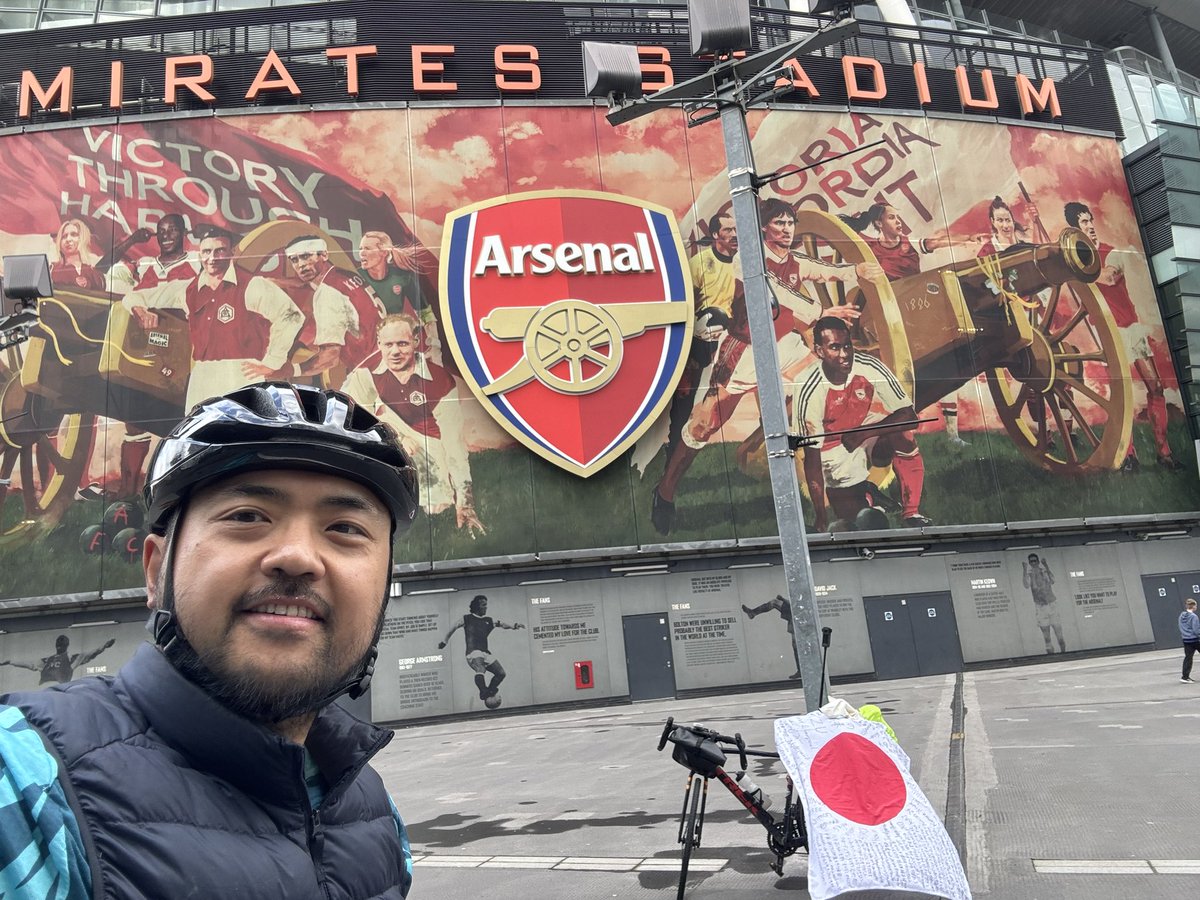PLTalkShow's tweet photo. アーセナル、スパーズ、ウェストハム到着！プレミアリーグ全20スタジアム、チャリで回りトモ、家族、全員無事帰国しました！

応援して下さったオジキスト(特にクラファン参加者&amp;メンバー)、スポンサーの皆様心から感謝をお伝えします🙏🙇🏻‍♂️

チャリ旅の様子は後日ゆっくりアップさせて頂��ます。 https://t.co/aB3xKkKCdN