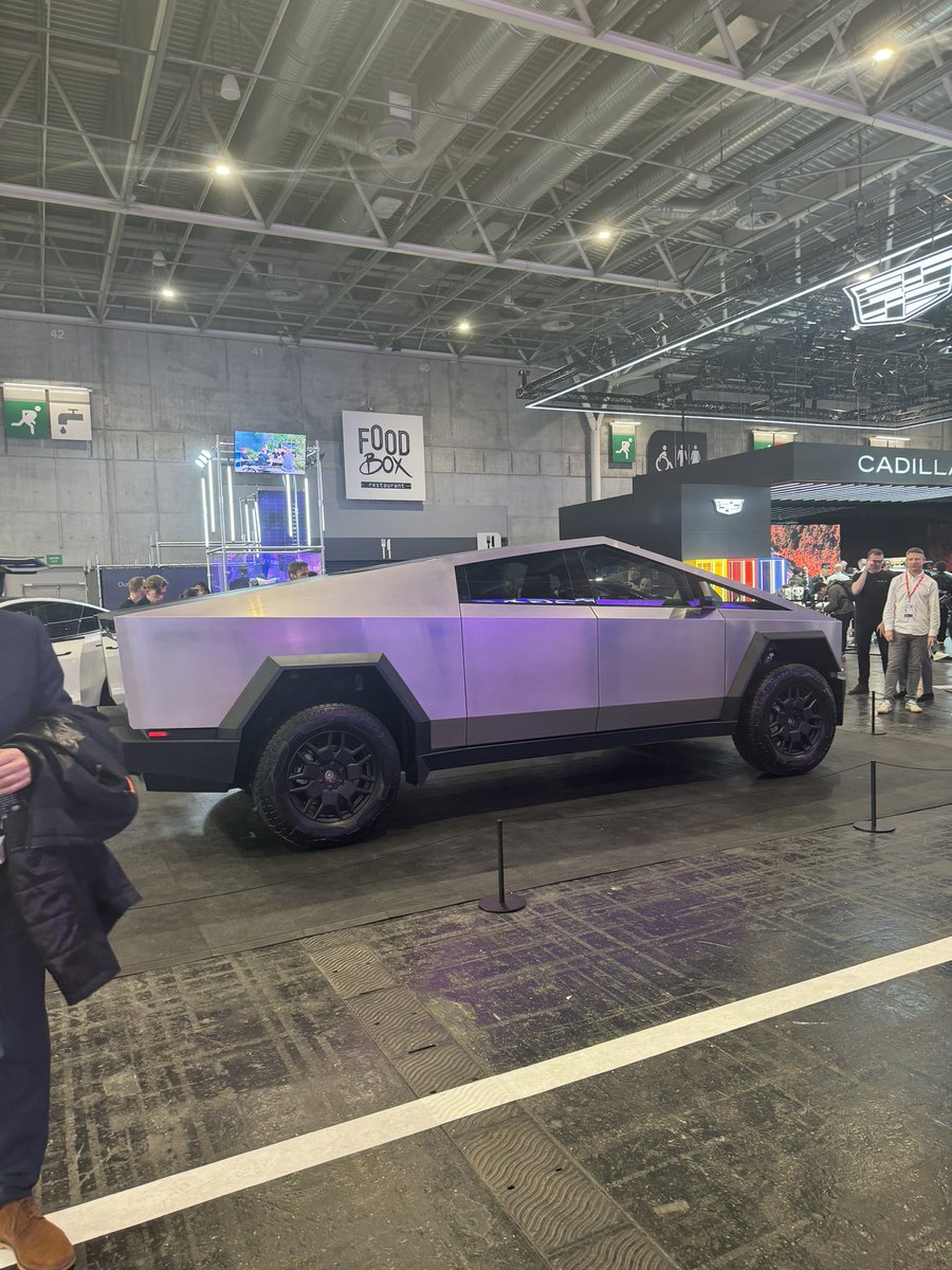 ZackP20's tweet photo. @elonmusk where are you? Why are you not in Paris? People are looking for you at the auto show 🤷‍♂️ #tesla https://t.co/iSSvRVodMB