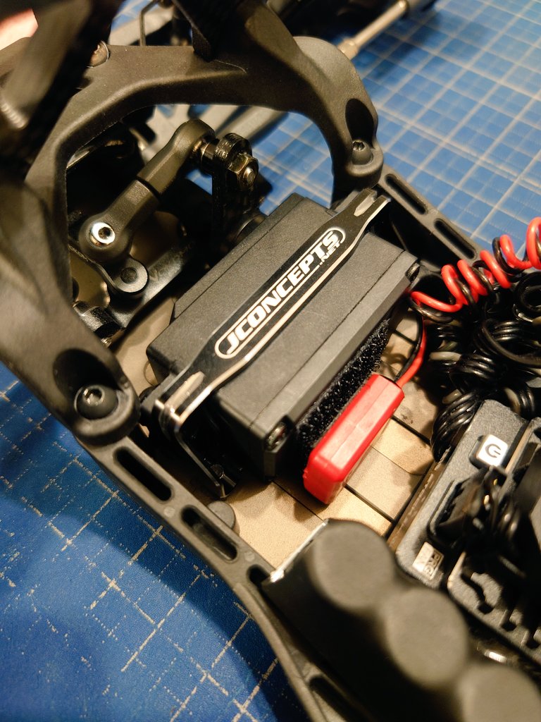 shiburin83's tweet image. 一目惚れアイテムを無事入手しました。
AE B7用
カッケーーー！！ただそれだけです。
はい。個人の感想です。
ヨコモはCAL3.1とかSO1.0くらいまでなら装着可能かと。
SO2.0は加工が必要と思われます。
（画像はCAL3.1のシャーシに装着）
輸入したらクソ高ぇ😅
#B7 #jconcepts #ServoMountBracket