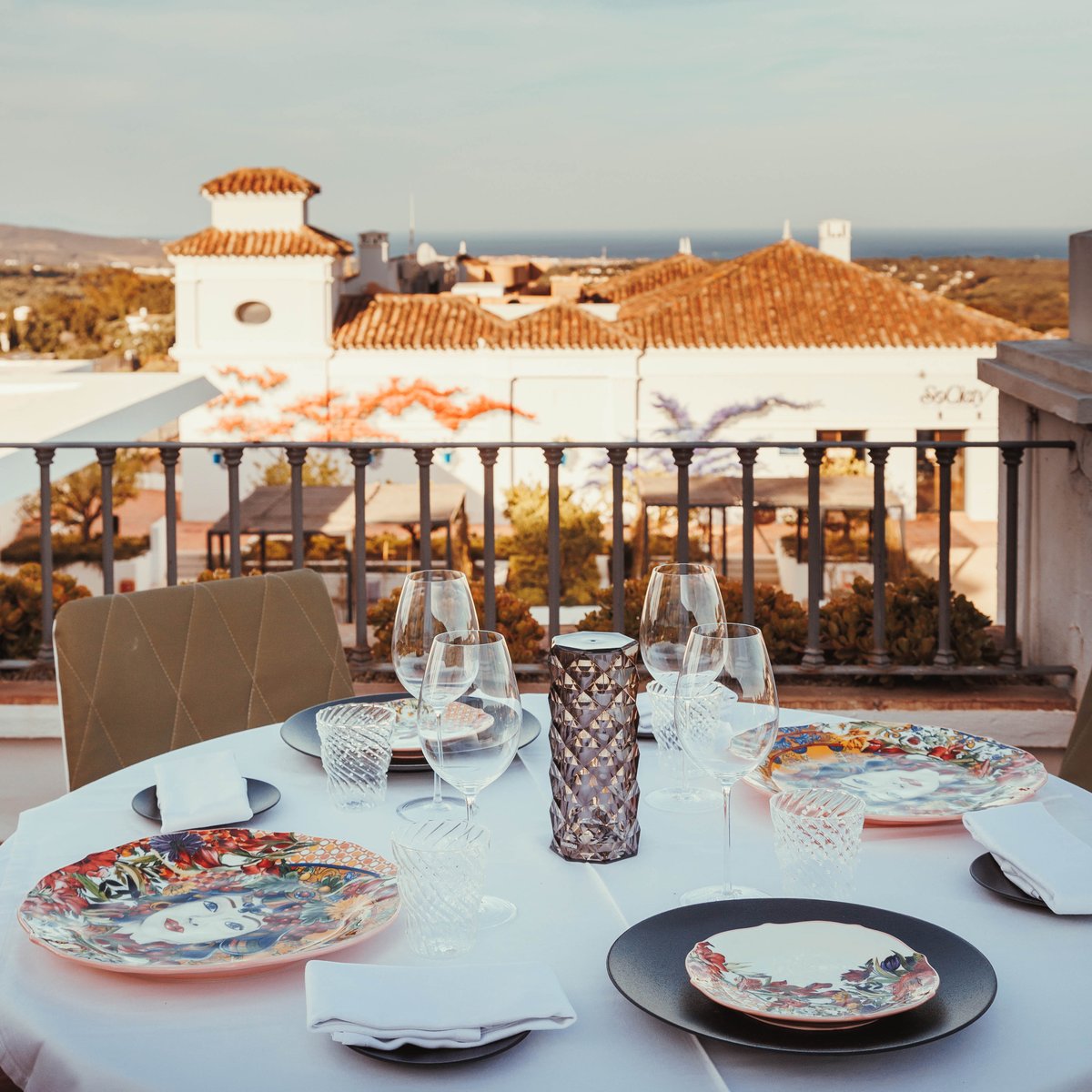Sotogrande_'s tweet photo. 🍽️🦐Take a seat and enjoy the new monthly Bistronomy menu at @cortijo_santamaria. Book your table and taste the Seafood experience menu until October 28th.

You can make a reservation in the "What's On" section of our website. https://t.co/shQBDrtCQP