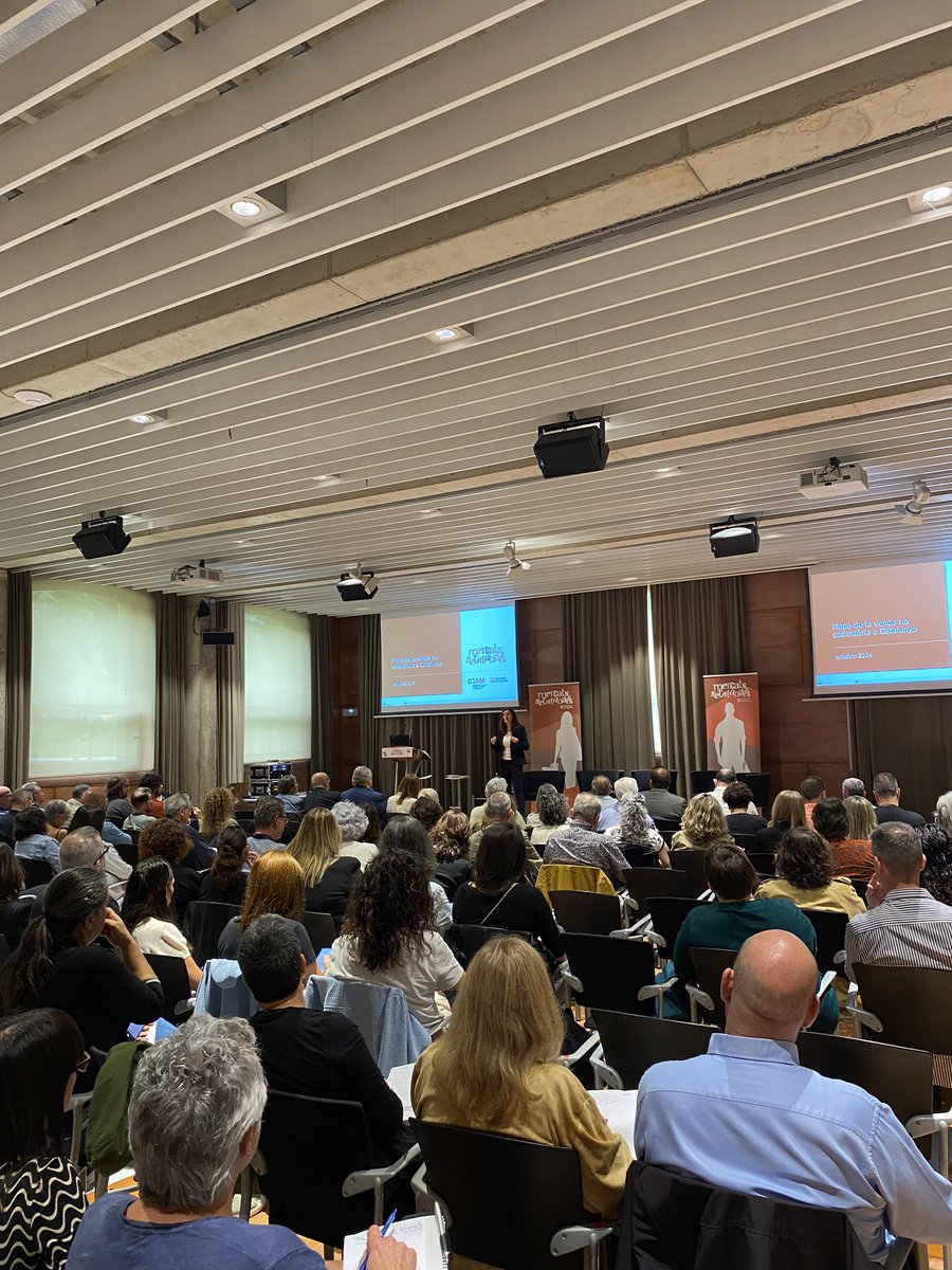 Avui, la directora general de Comerç, @lamaf75, i la cap de l’àrea de Comerç del <a href="/ccamcat/">Comerç, artesania i moda</a>, <a href="/raurell_marta/">Marta Raurell</a>, han participat a la 2a Trobada de Mercats Setmanals📈🏪

La jornada ha estat tot un èxit! 🙌🏻