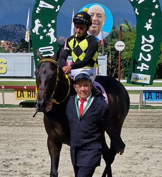 blindadosalas1's tweet photo. #Hipismo ¡CONFIRMADO!
Según lo dicho por DAVID PALENCIA 🐼 @David_Hipico1 a #ClubHípicoXTLT
PADEL, VINO TINTO y EL GRAN ELADIO #StudMM van al #SimónBolívar
NIÑO LORENZO (Clásico del Caribe) y MISS EMMY (Dama del Caribe) irán a la #SerieHípica del #08Dic en #LaRinconada https://t.co/sww8RbO745