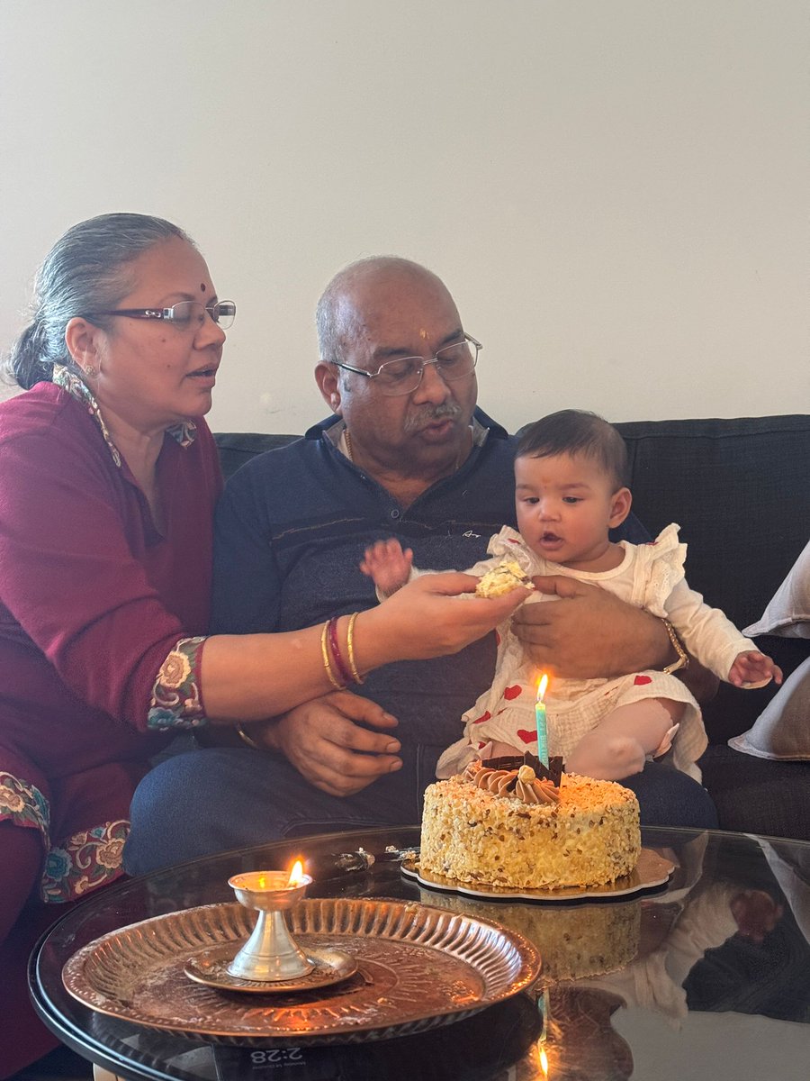 आज मेलबर्न में नायक साहब का जन्मदिन परंपरागत रीति से तिलक आरती कर और फिर नए ज़माने के तरीके से केक काटकर मनाया वह भी हमारी little princess #babyosheen के साथ.
#maaananturja #drkiranmayeenayak #