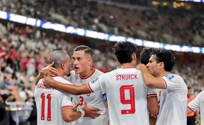 Tebak Skor berhadiah saldo atau kaos/t-shirt sesuai size pilihan kamu, akan dipilih 4 pemenang yg benar (boleh pilih kaos atau saldo)

Cara:
1. Follow <a href="/ForzaDonnaa/">AurELitA ❤️🖤</a> 
2. RT &amp; like post ini
3. Reply dgn format &amp; hastag,
contoh:
China 0-3 Indonesia

#TimnasDay
#TebakSkorDonnaa 

NB: