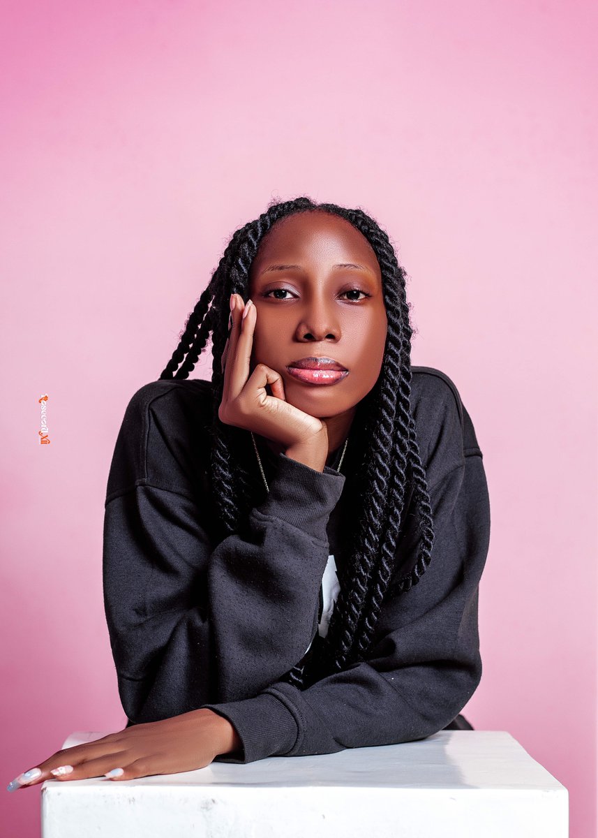 RosecordXII's tweet photo. 🌸✨
“Élégance décontractée en jupe et pull-over, simplicité qui révèle une confiance naturelle.”
Bonne semaine à tous✨
__________________
#shootstudio #beauty #studio #canon60D #sk300 #tt520ii https://t.co/f0lJDZ12xy