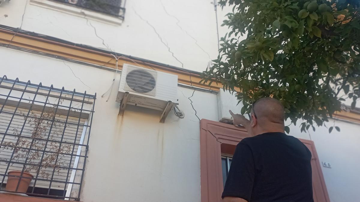 opiniondemalaga's tweet photo. Preocupación vecinal por las grietas en Carranque https://t.co/HEsb60Z3mC https://t.co/CuSOBujrSc