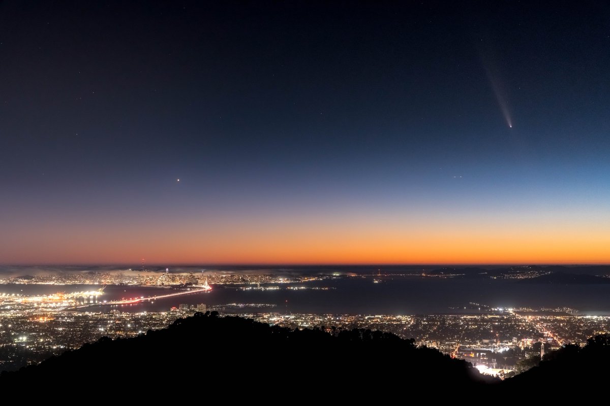 Negative_Tilt's tweet image. Comet Tsuchinshan-ATLAS over the Golden Gate Bridge tonight!