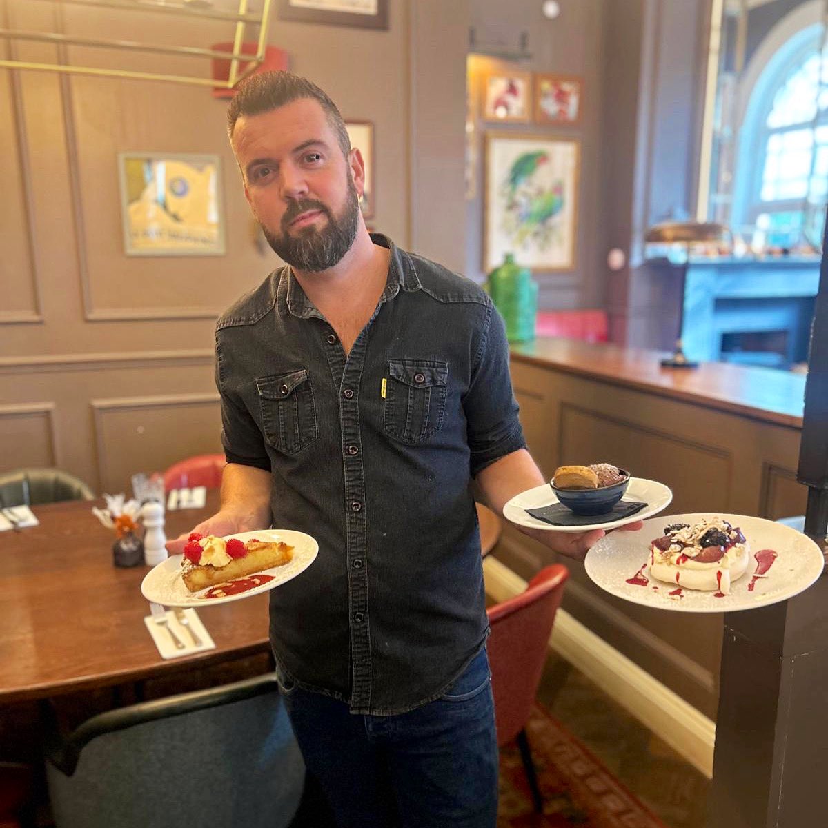 Parkteddington's tweet image. Manager Pete showing off some of our wonderful new desserts 🍮🍧🥮 try something from our new autumn menu this week 😍 parkhotelteddington.com/food-drink/all…

#youngspubs #autumnmenu #youngs #teddington #pub #seasonalmenu