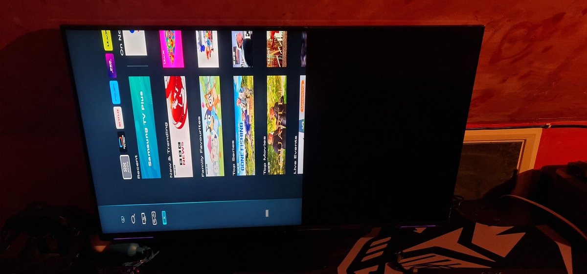 KrayZeeMadMan's tweet photo. @SamsungHelpUK just turned my Odyssey Neo G7 43" for the 1st time &amp; this is how it's displayed? Any help please? https://t.co/qU33l9YDn7