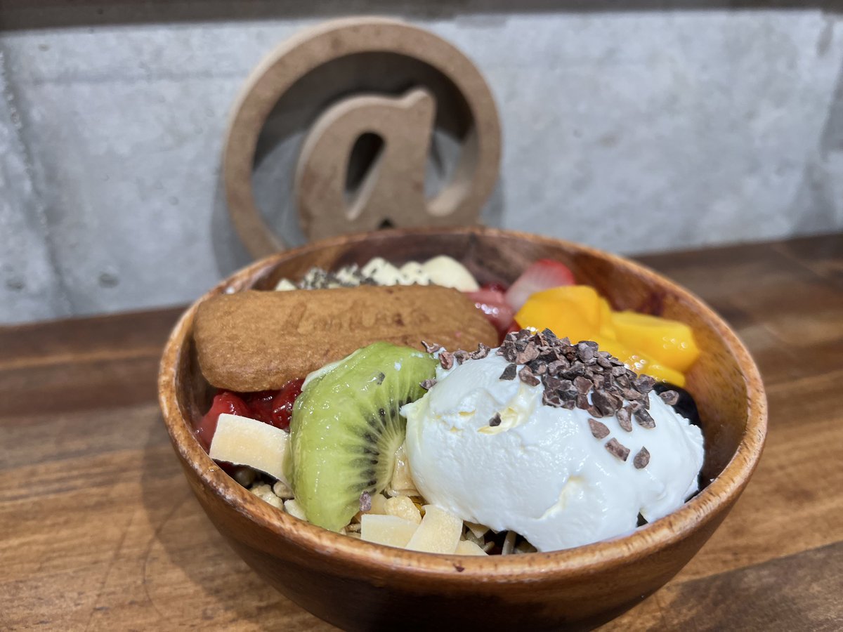 snow90c304's tweet photo. 先日の大阪公演の時、まさるがメンバーと食べに行ったと言う店で同じ物を頂きました😎。アサイーボールって初めてでしたが、かなりボリューミーかつヘルシーで美味かったです🌱。
#@at mark https://t.co/AQGOPRZ69E