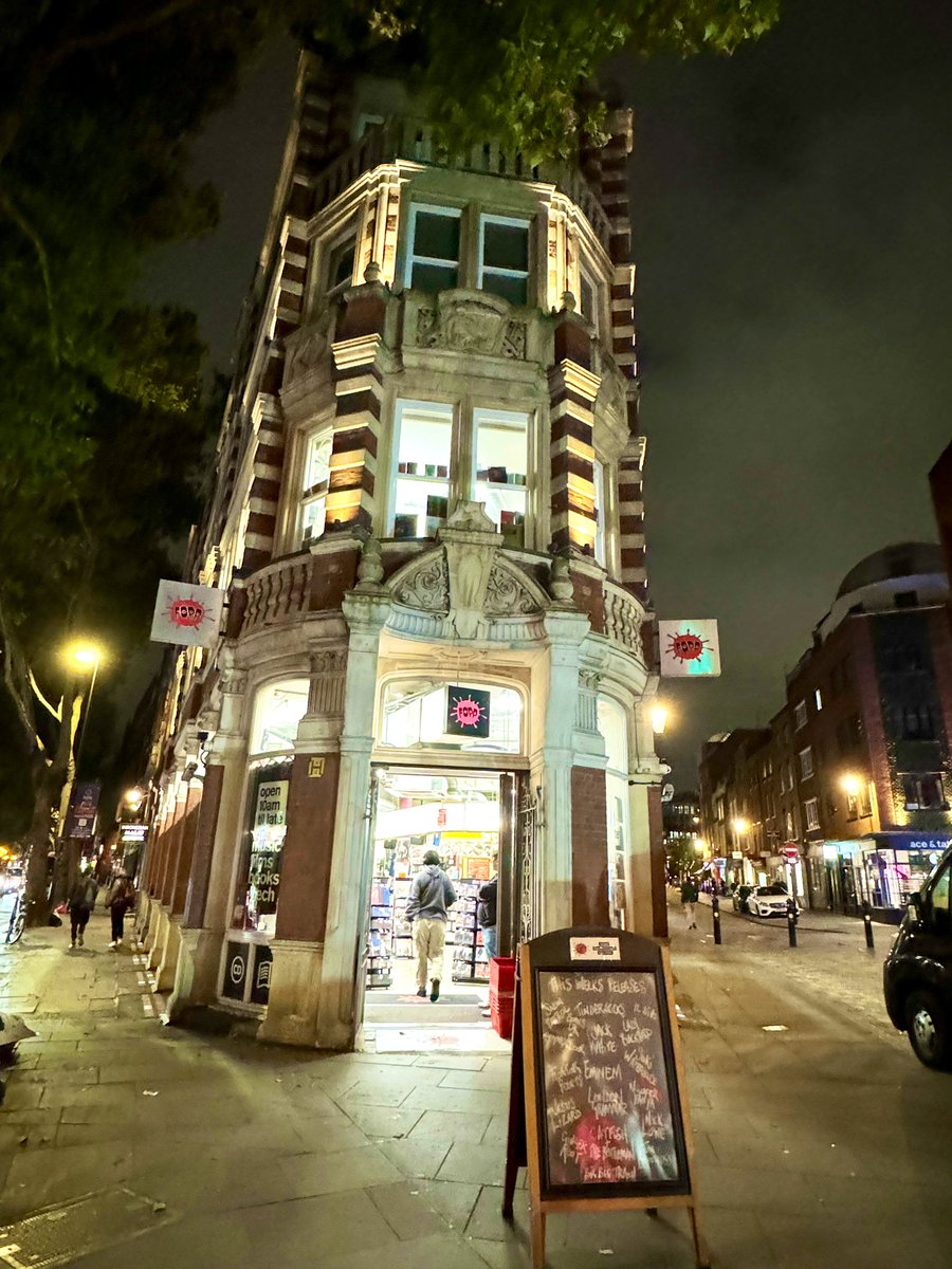 Freddie_0906's tweet image. 歩いてたらレコード屋さんがあったのでQチェック👑
あんまりなかった〜

物価高😓

#Fopp
#Queen
#DavidBowie