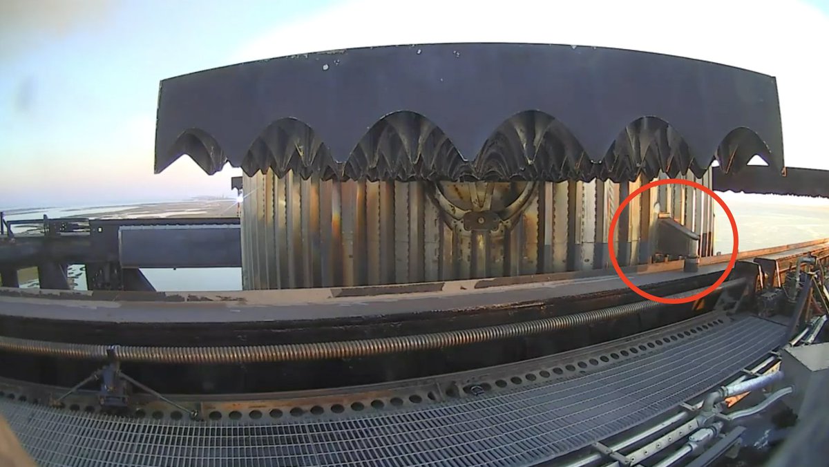 EasyTechWiz's tweet image. Imagin 32 story building comming from space is catched by a clamp with the help of these very small support