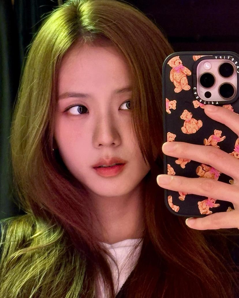 _soooyyaaa's tweet photo. The pink mirror, after a long time💕
#JISOO #지수 #BLACKPINK https://t.co/V5KnsSixvl