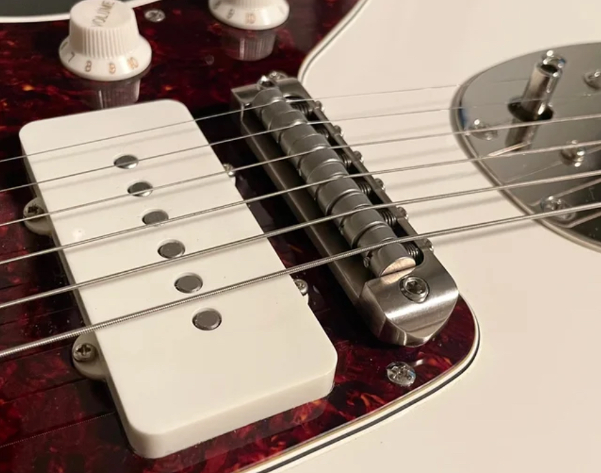 psychede1999's tweet photo. 昨日の続きで。

今回アポイントを取らなかったとこですが
画像順に…
Bensonite Jazzmaster Replacement Bridge
Waterslide Rubber Bridge
Belrok Offset bridge

色々と探してみると
世界には
ジャズマス、ジャガーに搭載可能な
リプレスメント・ブリッジって
仕様は違えど
幾つも在るものですね。 https://t.co/7D13AbspDj