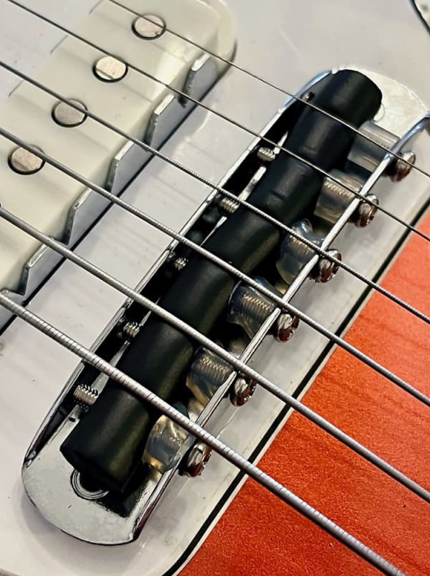 psychede1999's tweet photo. 昨日の続きで。

今回アポイントを取らなかったとこですが
画像順に…
Bensonite Jazzmaster Replacement Bridge
Waterslide Rubber Bridge
Belrok Offset bridge

色々と探してみると
世界には
ジャズマス、ジャガーに搭載可能な
リプレスメント・ブリッジって
仕様は違えど
幾つも在るものですね。 https://t.co/7D13AbspDj