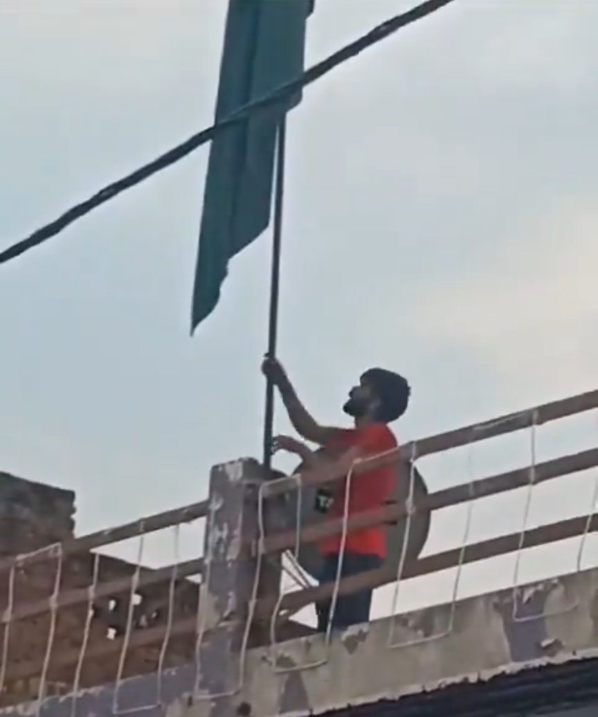 darab_farooqui's tweet photo. So Gopal Mishra entered a Muslim home with ladies and children (it's safe to assume). 

Tore the green flag and destroyed the patio railing and wall. And raised a saffron flag from there. Later, he was fatally shot.

Now there are two points to consider here: 

1. What would you do if a hooligan entered your home? What gives somebody the right to enter a home without permission? 

Here, the issue is even worse; he practically damaged the property by tearing down the railing and wall. Consider the state of the women and children in the residence. 

It must have been a horrifying experience. But above that this is deeply unlawful. 

2. However, there is one more consideration. Gopal was only 22. 

You would never see a BJP politician's son do something like this.

It's only the common people who after being incited by Sanghis do stupid things and pay the price. 

Both these points are valid in this case and both are tragic.