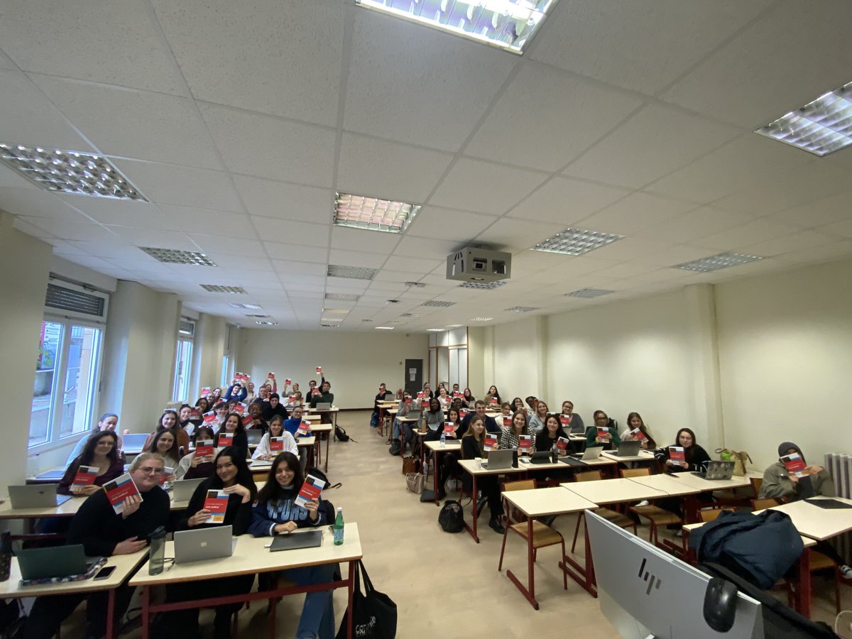 À Nancy, les Master 1 Droit de la santé reçoivent les indispensables de droit médical de ⁦<a href="/MagaliBouteill1/">Magali Bouteille</a>⁩ 😎