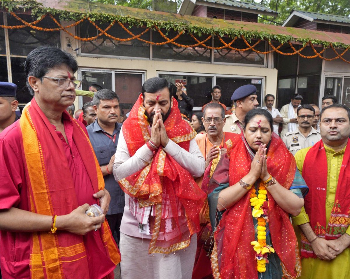 NayabSainiBJP's tweet photo. माँ कामाख्या देवी मंदिर, गुवाहाटी में शक्तियों की देवी मां कामाख्या जी की पूजा अर्चना कर मां से प्रदेश की उन्नति व खुशहाली के लिए प्रार्थना की।

मैया की कृपा से प्रदेश के मेरे परिवारजनों का कल्याण हो यही कामना और मां के श्री चरणों में प्रणाम 🙏

इस अवसर पर @BJP4Haryana प्रदेश अध्यक्ष श्री @MohanLal_Badoli जी प्रदेश महामंत्री (संगठन) श्री @PhanindranathS3 जी उपस्थित रहे।

जय मां कामेश्वरी🚩