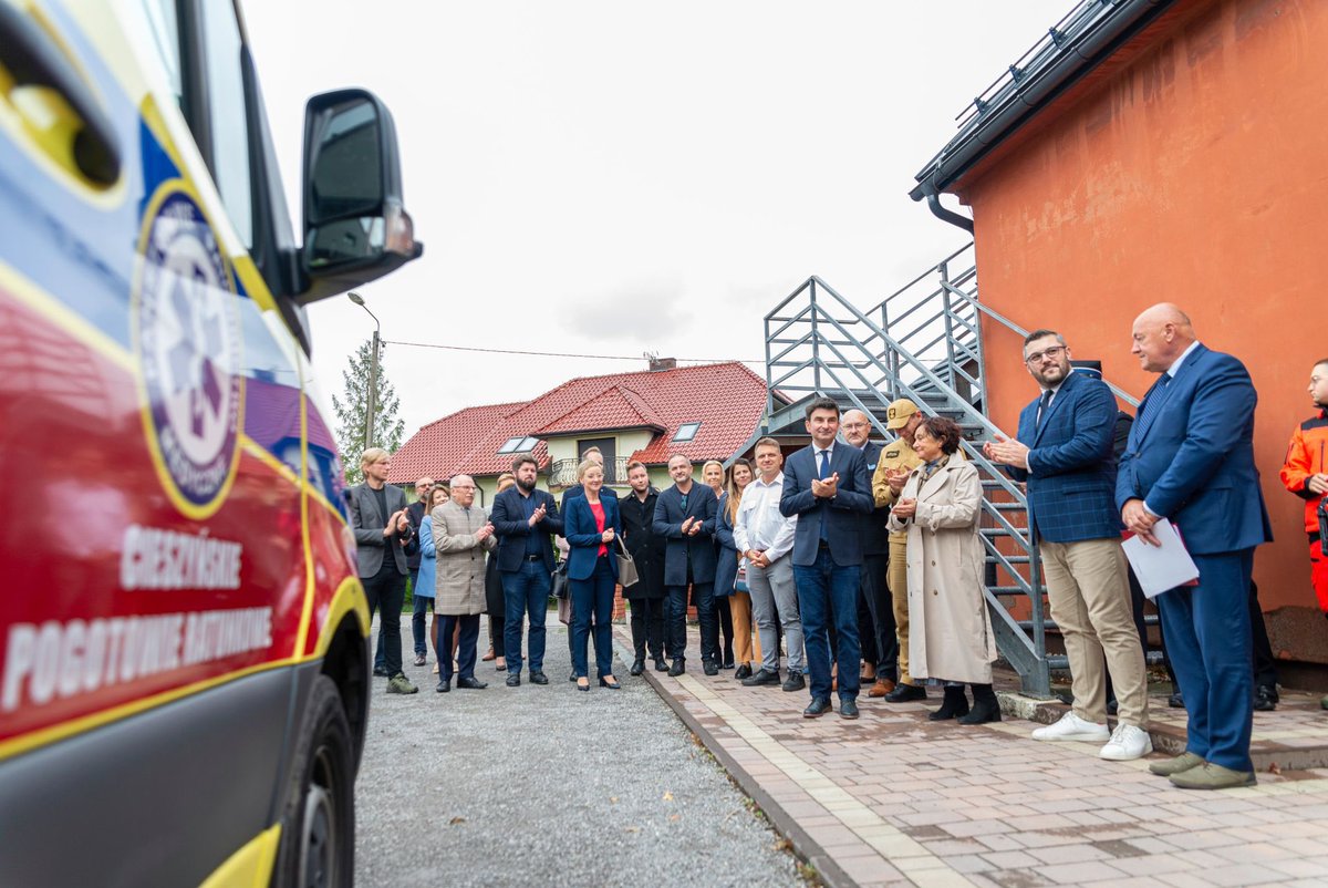 Pawelsztefek's tweet photo. Od kilku lat mieszkańcy Ustronia zwracali uwagę na brak ZRM w naszym mieście. Obiecałem, że zrobię wszystko by stacja ZRM powstała. Dzięki współpracy z Cieszyńskim Pog. Rat. naszymi strażakami z OSP, magicznym podpisie Wojewody, UDAŁO SIĘ!🔥🤝 🚑 https://t.co/QH4T1kaiPV