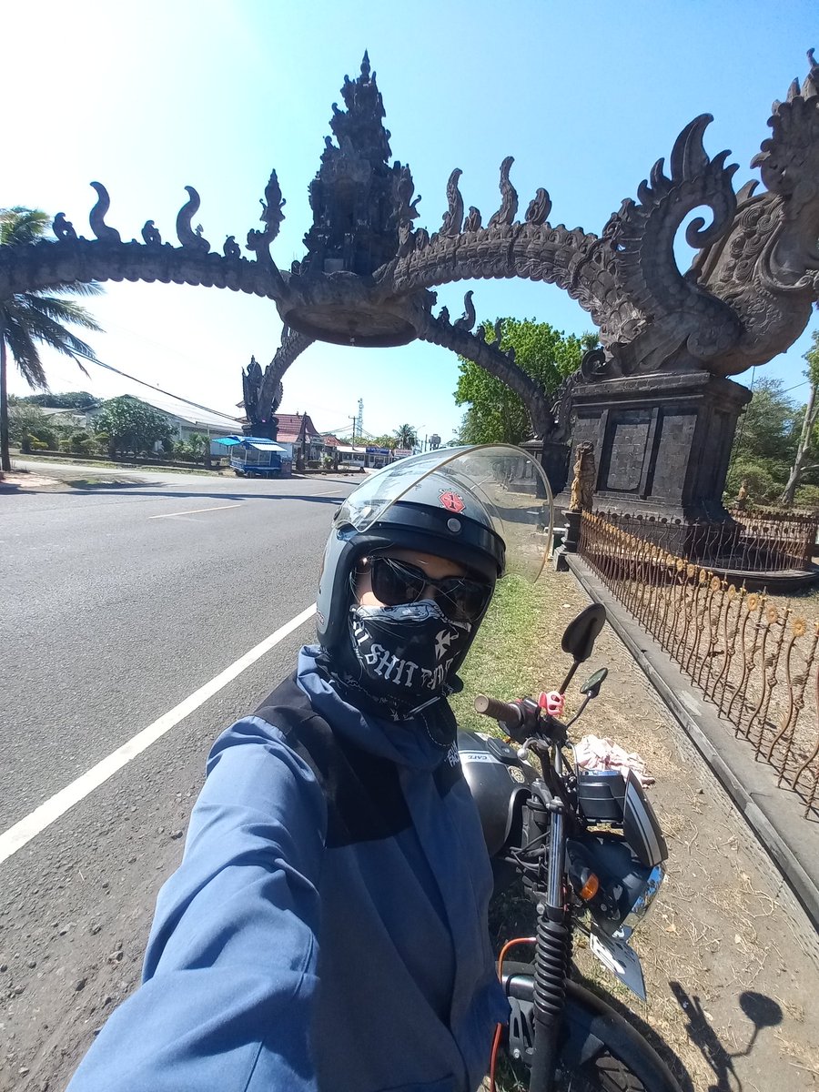 raisagorbachevv's tweet photo. perjuangan banget sih motorku sampe bali, karena setelah sampe pulau bali ttp hrs gas kurang lebih 5jam buat ke kota denpasar nya https://t.co/CIXWp2xErR