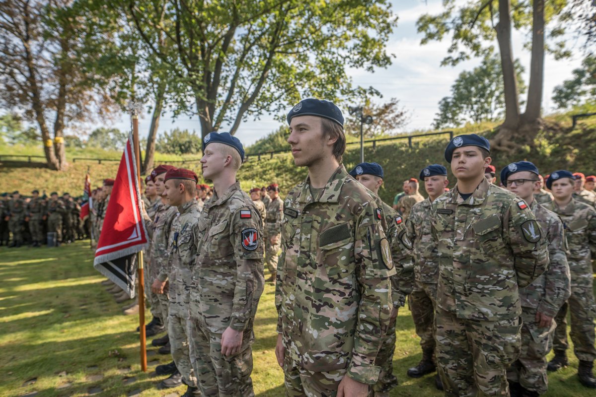Z okazji Dnia Edukacji Narodowej składamy serdeczne podziękowania i życzenia wszystkim nauczycielom klas wojskowych!
Dziękujemy za zaangażowanie, pasję i codzienną pracę na rzecz kształcenia młodych patriotów!
#DzieńEdukacjiNarodowej #KEN #patriotyzm #WojskoPolskie #klasywojskow
