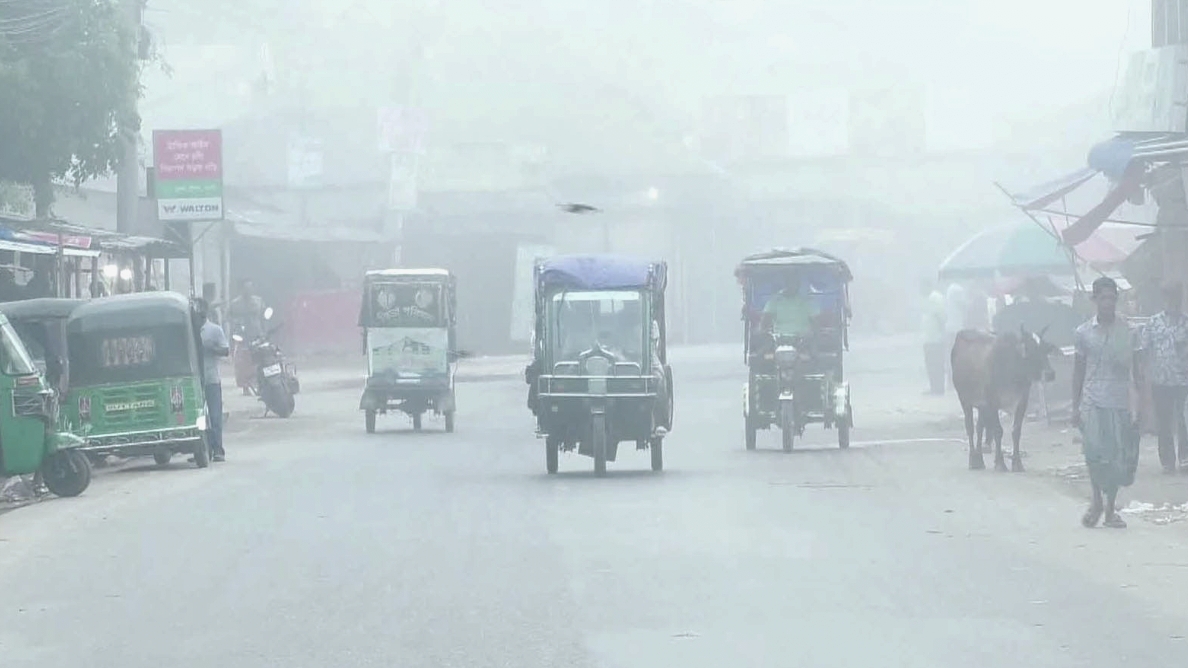 নওগাঁয় ঘন কুয়াশায় শীতের আগমনী বার্তা