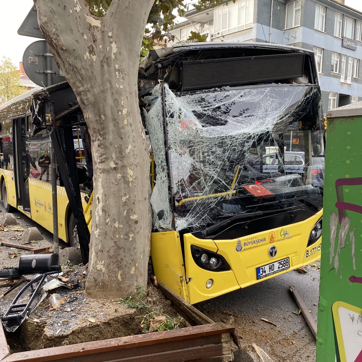 📸 Bahçelievler'de yaşanan İETT kazası sonrası ilk görüntü!