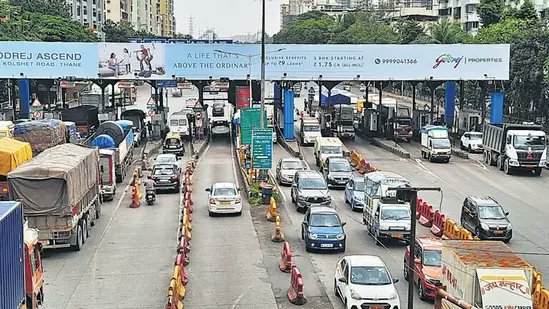 mirabhyndarbuzz's tweet photo. 🚨 No more tolls at Dahisar Toll Naka &amp; across Maharashtra for cars and SUVs! 🚗🎉
Starting midnight, smooth toll-free drives await! 🛣️✨
#NoMoreTolls 
What do you think about this game-changing move? 💬 Drop your thoughts below https://t.co/qVm9PYHKXg