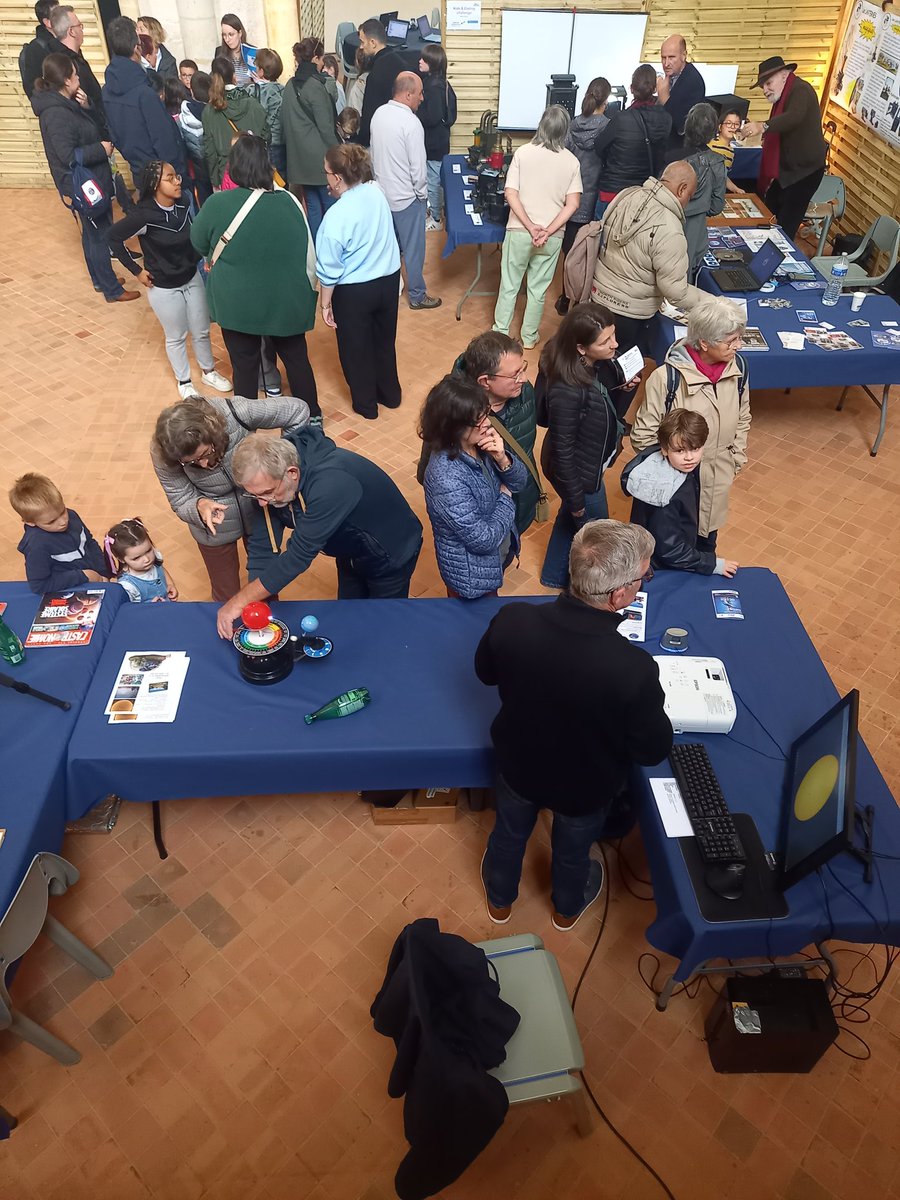 FlorencePain's tweet photo. La #fetedelascience ce week-end à l'Abbaye Royale de l'Epau a toujours beaucoup de succès 
L'Arche de la Nature était présente avec la biodiversité de la mare. https://t.co/A9OQFalZqU