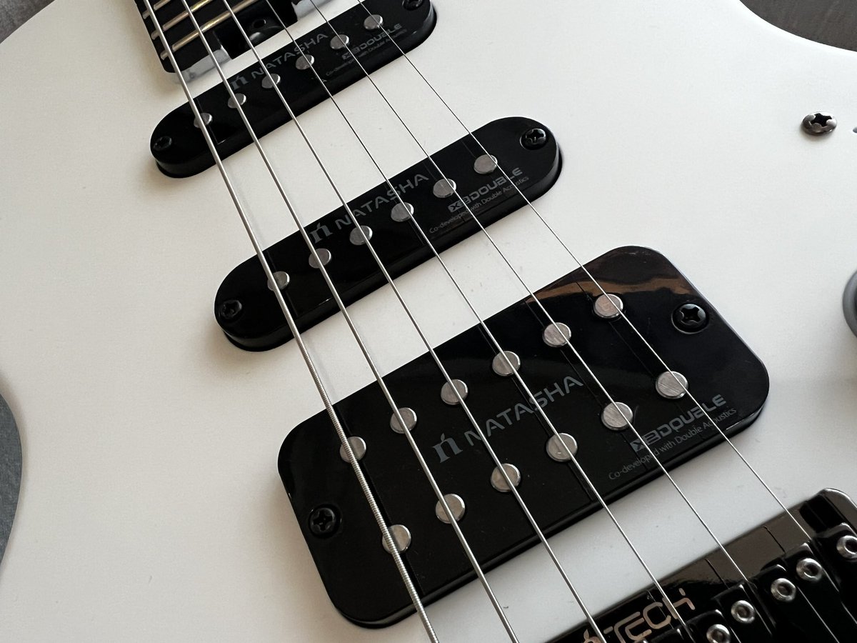 JES1988's tweet photo. Natashaの最新モデル『NEBULA』を試奏❗️スピーカー内蔵で自宅などのプラクティスにも最適、もちろん有線でのアンプ接続も可能なのでライブでも使用可能です。さらにドラムマシンとルーパー機能を搭載。音色は6つのプリセットから選択しスマホアプリ連動でさらに細かい調整が可能。日本上陸は12月頃となりそうです。発売日や詳細はまた後日、お楽しみに❗️