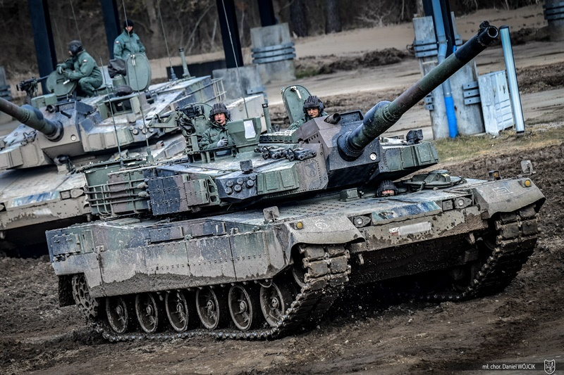 Polska_Zbrojna's tweet photo. Prowadzą Akademię Abrams, teraz uruchomią kursy dla załóg K2. Centrum Szkolenia Wojsk Lądowych poszerza swoje kompetencje
@MON_GOV_PL @SztabGenWP @DGeneralneRSZ #CSWL #k2 
https://t.co/HQ5LpEbUH7 https://t.co/xaLgiOsxVr