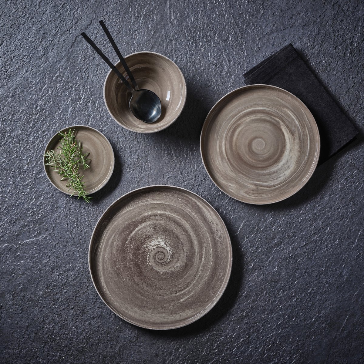 EsmaDereboy's tweet image. The color palette Esma Dereboy has chosen for this collection is inspired by nature and is limited to earthy tones and neutral colors. This creates a warm and inviting atmosphere for table settings.

#esmadereboy #esmadereboyporcelain #handmadeporcelain #downtoearth