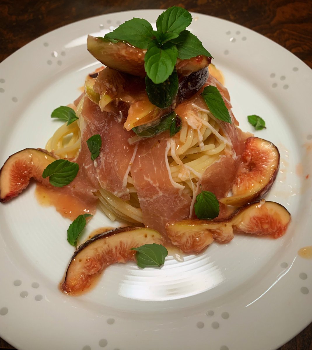 TABLAMAGNOUN's tweet photo. 地物のイチジクとレモンが出てましたので
#本日のパスタ は

「イチジクと生ハムの冷製スパゲッティーニ」

Spaghettini con Fichi e Prosciutto crudo

Facebookの思い出上がって来たら
2年前も同じ日に同じもの作ってました🤤

#パスタ #pasta
#イタリアン #麺活
#自炊 #おうちごはん https://t.co/2Ctbt0j5XV
