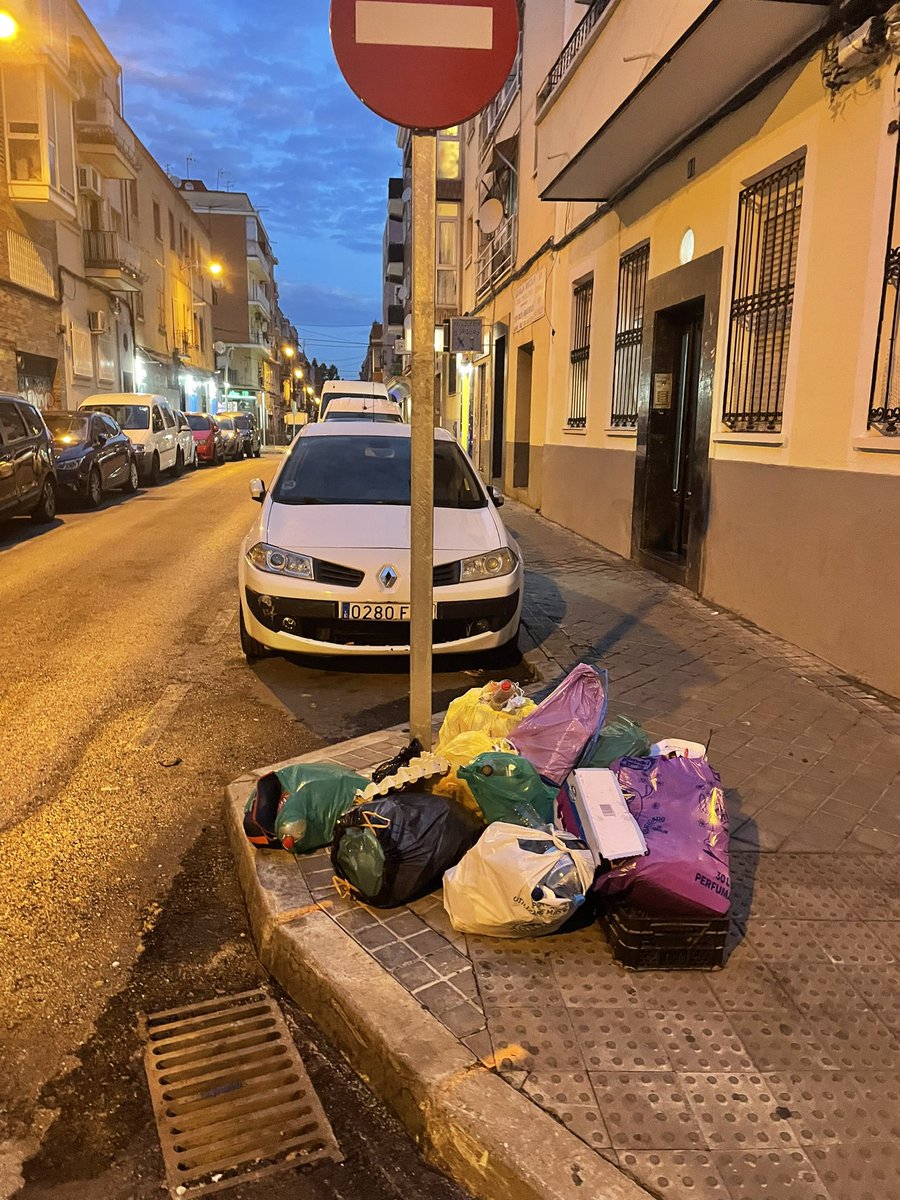 almeideros's tweet image. Lunes de almeideros. #Usera #rutadelacaca #warripop