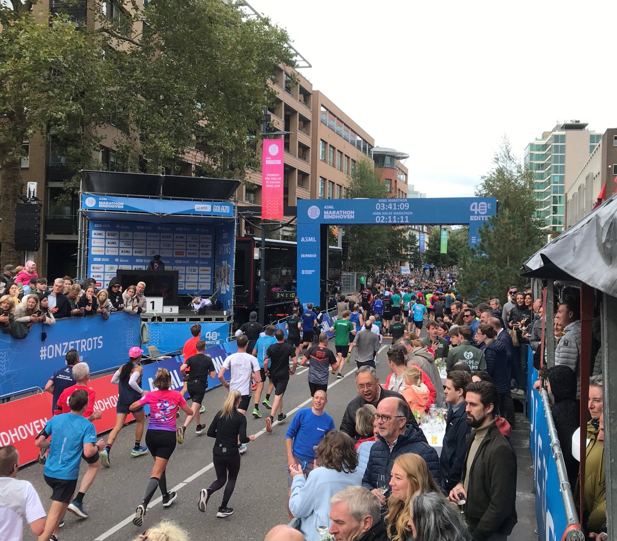 Paul Hover (@paul_hover) on Twitter photo Prachtig, 'volle bak' bij #asmlmarathoneindhoven. Net zoveel onder indruk van het plezier als van de prestaties. Respect voor snelste Nederlander op #marathon De Backer die fulltime werkt (waar een wil is...). Mooie mensen ontmoet. Dank voor uitnodiging <a href="/marathonehv/">ASML Marathon Eindhoven</a>! #hardlopen Prachtig, 'volle bak' bij #asmlmarathoneindhoven. Net zoveel onder indruk van het plezier als van de prestaties. Respect voor snelste Nederlander op #marathon De Backer die fulltime werkt (waar een wil is...). Mooie mensen ontmoet. Dank voor uitnodiging <a href="/marathonehv/">ASML Marathon Eindhoven</a>! #hardlopen