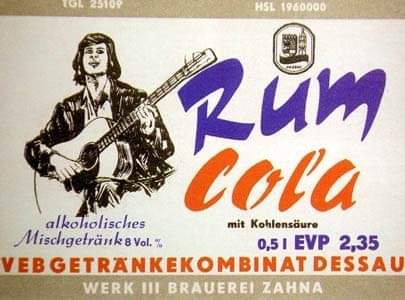 DDR_Reklame's tweet photo. Auf dem #Etikett ist #DeanReed. Er war ein US-amerikanischer Schauspieler und Sänger. Anfang der 1960er Jahre galt er als lateinamerikanisches Teenageridol. 1966 startete er eine zweite Karriere in der Sowjetunion und lebte ab 1973 als bekennender Sozialist in der #DDR.
#RumCola https://t.co/mU0Yh2e5VN