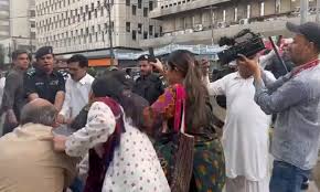 faatimaakthar's tweet image. Enforcing Section 144 at protests over a blasphemy suspect’s killing is a blatant violation of our right to assemble. The government should be listening to the people, not suppressing them. #ProtestSuppression
pakistantoday.com.pk/2024/10/13/pol…