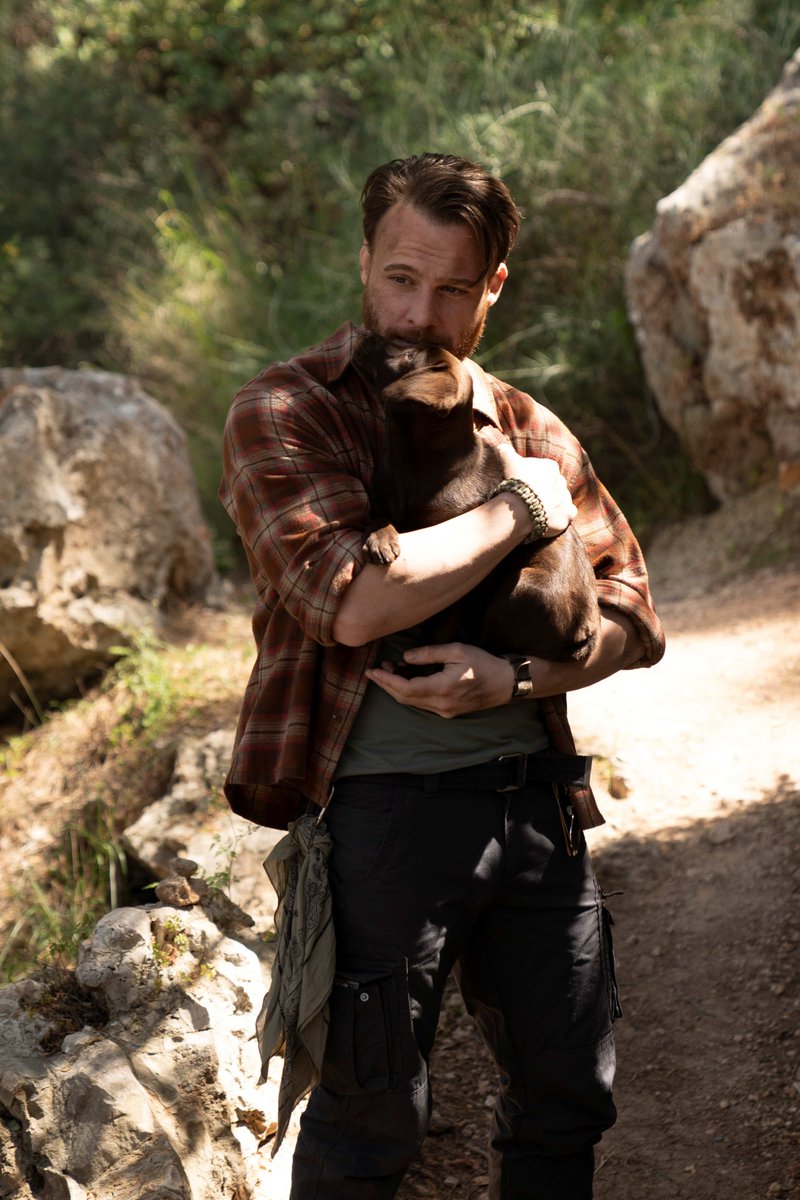 dizianaIiz's tweet photo. Kerem Bürsin ve Devrim Özkan'ın başrolü paylaşacağı #MaviMağara filminin karakter tanıtımları yay��nlandı.

Cem (Kerem Bürsin), deniz kuvvetlerinde görev yapan kararlı ve cesur bir askerdir. Mesleğinden gelen disiplin ve sorumluluk bilinci, hayatının her alanına yansır. Onun için en büyük değerlerden biri, eşi Alara ile paylaştığı derin aşk ve hayallerdir. Cem, Alara’ya verdiği bir sözü gerçekleştirmek için Mavi Mağara’ya doğru bir yolculuğa çıkar. Bu yolculuk, sadece bir varış noktası değil, Cem’in Alara ile paylaştığı duyguların, anıların ve gerçek aşkın sonsuzluğunu keşfetme serüvenidir.

Alara (Devrim Özkan), sıcak, etkileyici ve hayat dolu kişiliğiyle Cem’in hayatındaki en büyük ilham kaynağıdır. Hayata pozitif bir enerjiyle yaklaşan ve her anı dolu dolu yaşamayı seven Alara, Cem ile paylaştıkları Mavi Mağara hayalini, ilişkilerinin sembolü haline getirir. Her daim Cem’in yoluna ışık tutan bir rehber olan Alara, bu romantik serüvenin en önemli parçası olarak öne çıkar.