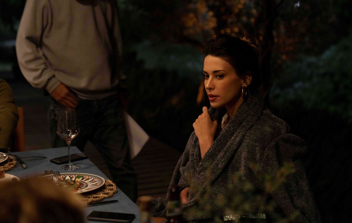 dizianaIiz's tweet photo. Kerem Bürsin ve Devrim Özkan'ın başrolü paylaşacağı #MaviMağara filminin karakter tanıtımları yay��nlandı.

Cem (Kerem Bürsin), deniz kuvvetlerinde görev yapan kararlı ve cesur bir askerdir. Mesleğinden gelen disiplin ve sorumluluk bilinci, hayatının her alanına yansır. Onun için en büyük değerlerden biri, eşi Alara ile paylaştığı derin aşk ve hayallerdir. Cem, Alara’ya verdiği bir sözü gerçekleştirmek için Mavi Mağara’ya doğru bir yolculuğa çıkar. Bu yolculuk, sadece bir varış noktası değil, Cem’in Alara ile paylaştığı duyguların, anıların ve gerçek aşkın sonsuzluğunu keşfetme serüvenidir.

Alara (Devrim Özkan), sıcak, etkileyici ve hayat dolu kişiliğiyle Cem’in hayatındaki en büyük ilham kaynağıdır. Hayata pozitif bir enerjiyle yaklaşan ve her anı dolu dolu yaşamayı seven Alara, Cem ile paylaştıkları Mavi Mağara hayalini, ilişkilerinin sembolü haline getirir. Her daim Cem’in yoluna ışık tutan bir rehber olan Alara, bu romantik serüvenin en önemli parçası olarak öne çıkar.